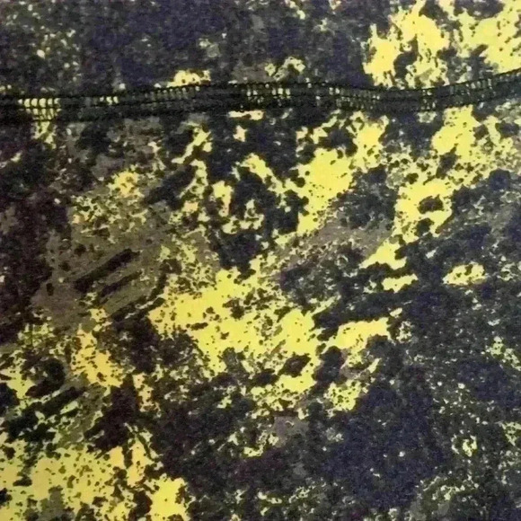 Alo Airbrush womens Capri leggings, yellow, black and grey, size Small - Picture 8 of 9